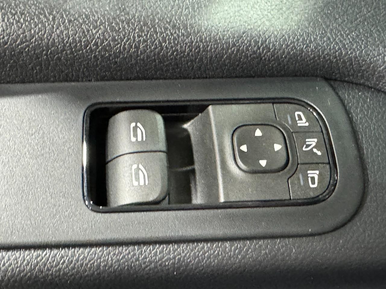 Mercedes-Benz Sprinter Passenger Van Vehicle Full-screen Gallery Image 24