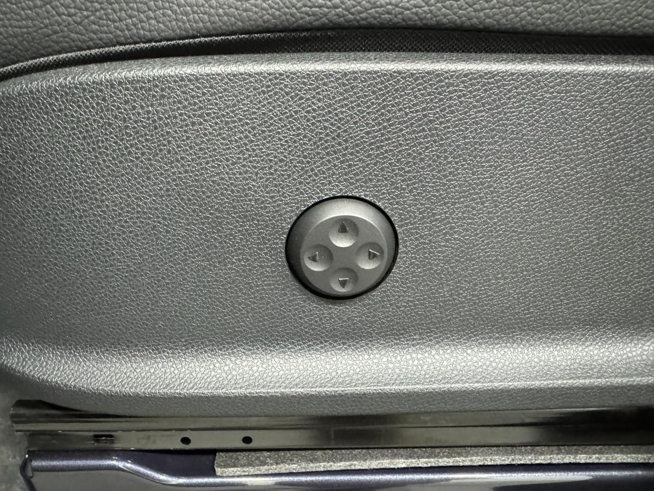 Mercedes-Benz Sprinter Passenger Van Vehicle Full-screen Gallery Image 28