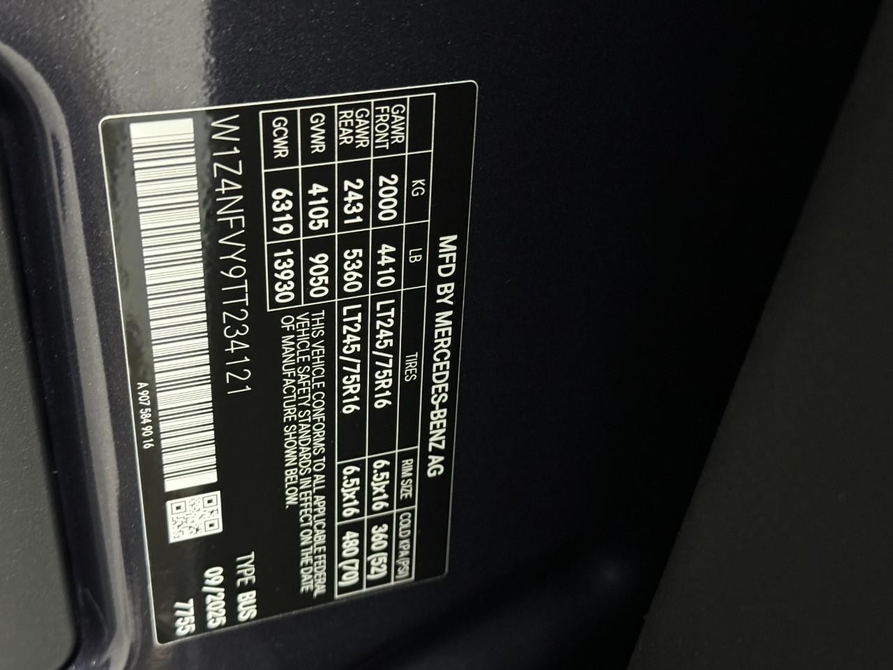 Mercedes-Benz Sprinter Passenger Van Vehicle Full-screen Gallery Image 29