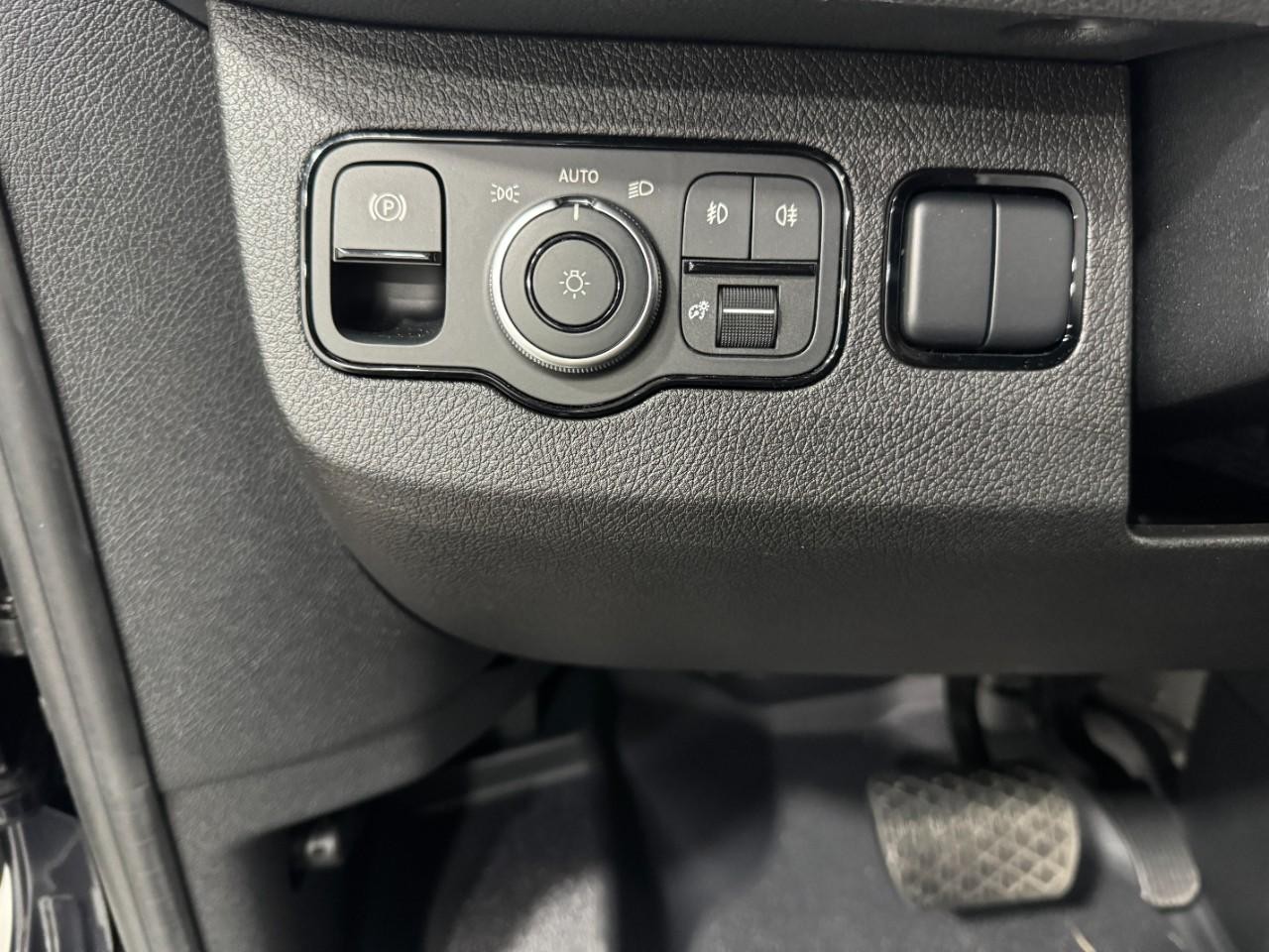 Mercedes-Benz Sprinter Passenger Van Vehicle Full-screen Gallery Image 30