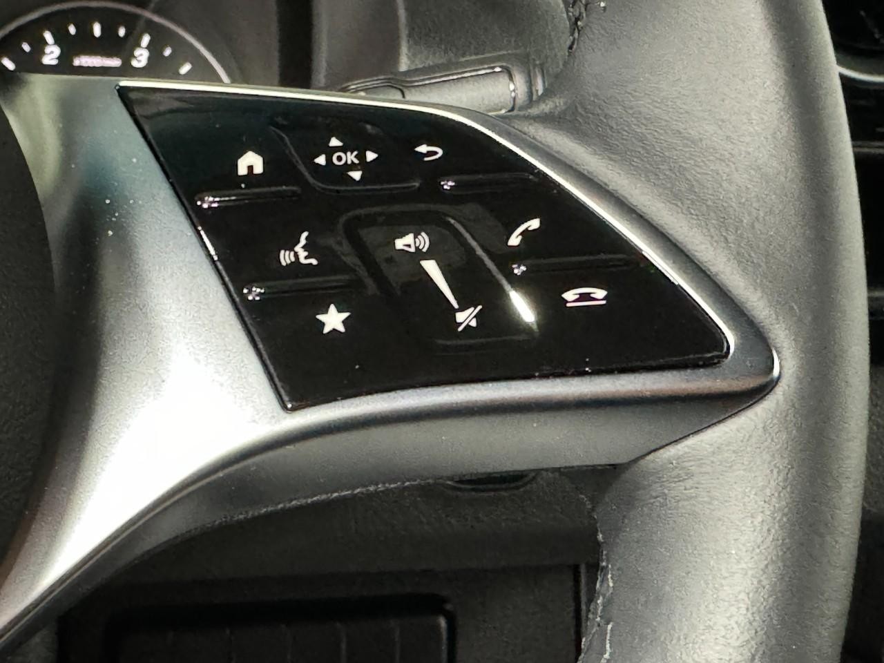 Mercedes-Benz Sprinter Passenger Van Vehicle Full-screen Gallery Image 32