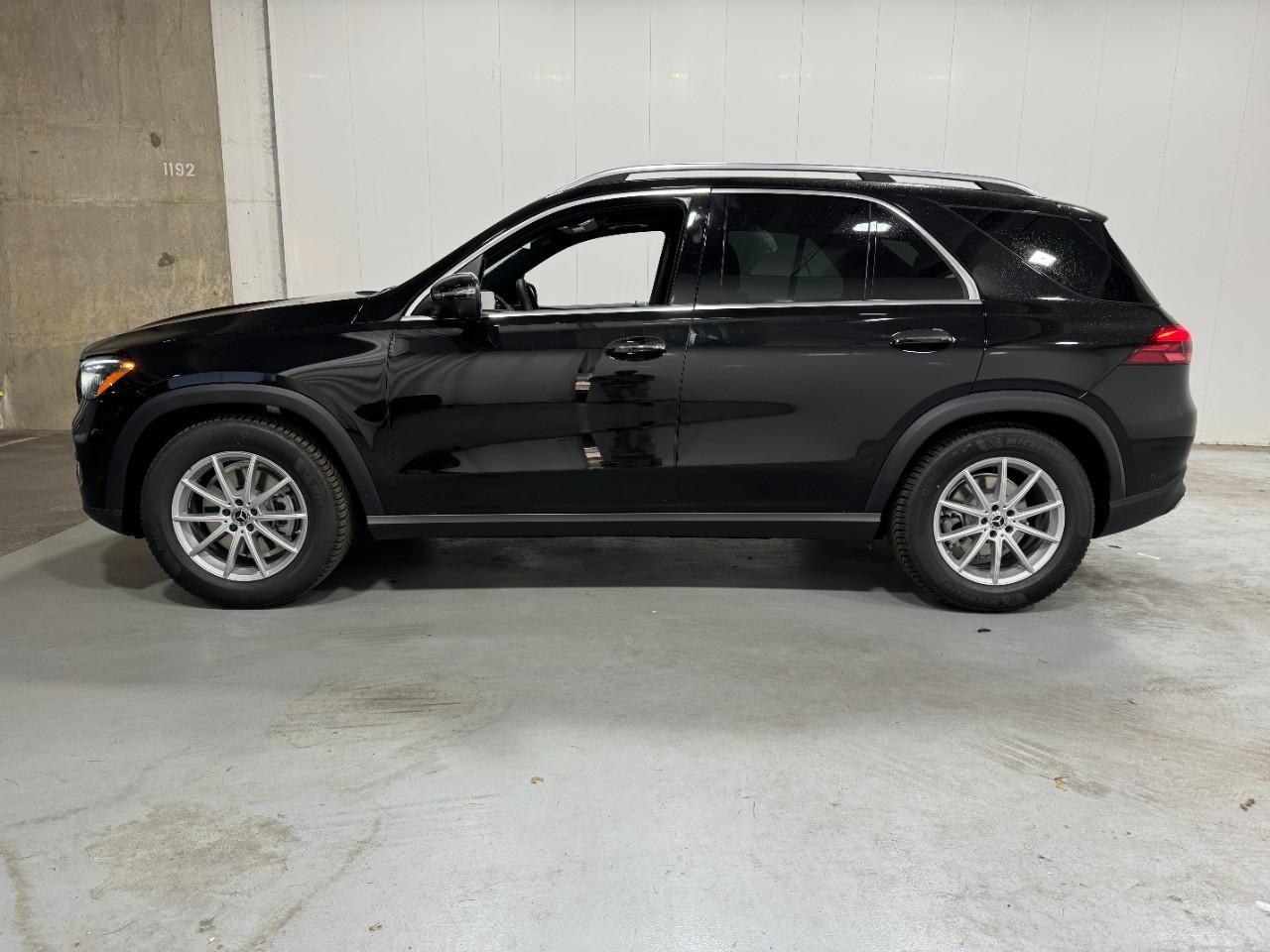 Mercedes-Benz GLE Vehicle Full-screen Gallery Image 2