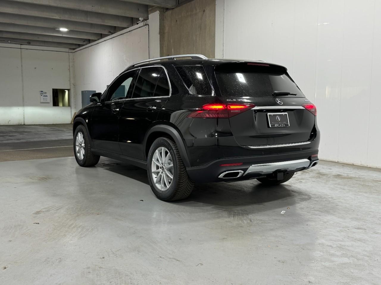 Mercedes-Benz GLE Vehicle Full-screen Gallery Image 3