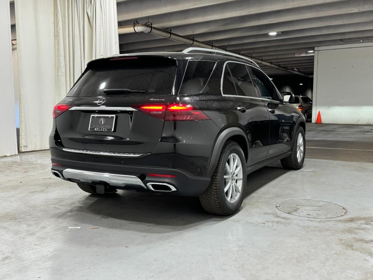 Mercedes-Benz GLE Vehicle Full-screen Gallery Image 4