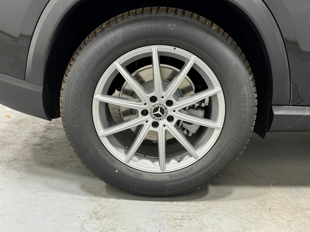 Mercedes-Benz GLE Vehicle Full-screen Gallery Image 5