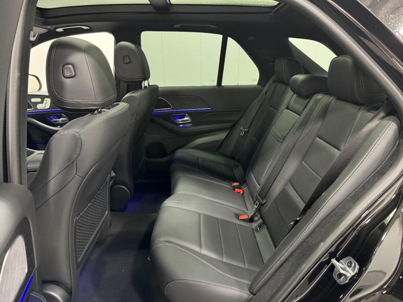 Mercedes-Benz GLE Vehicle Full-screen Gallery Image 8