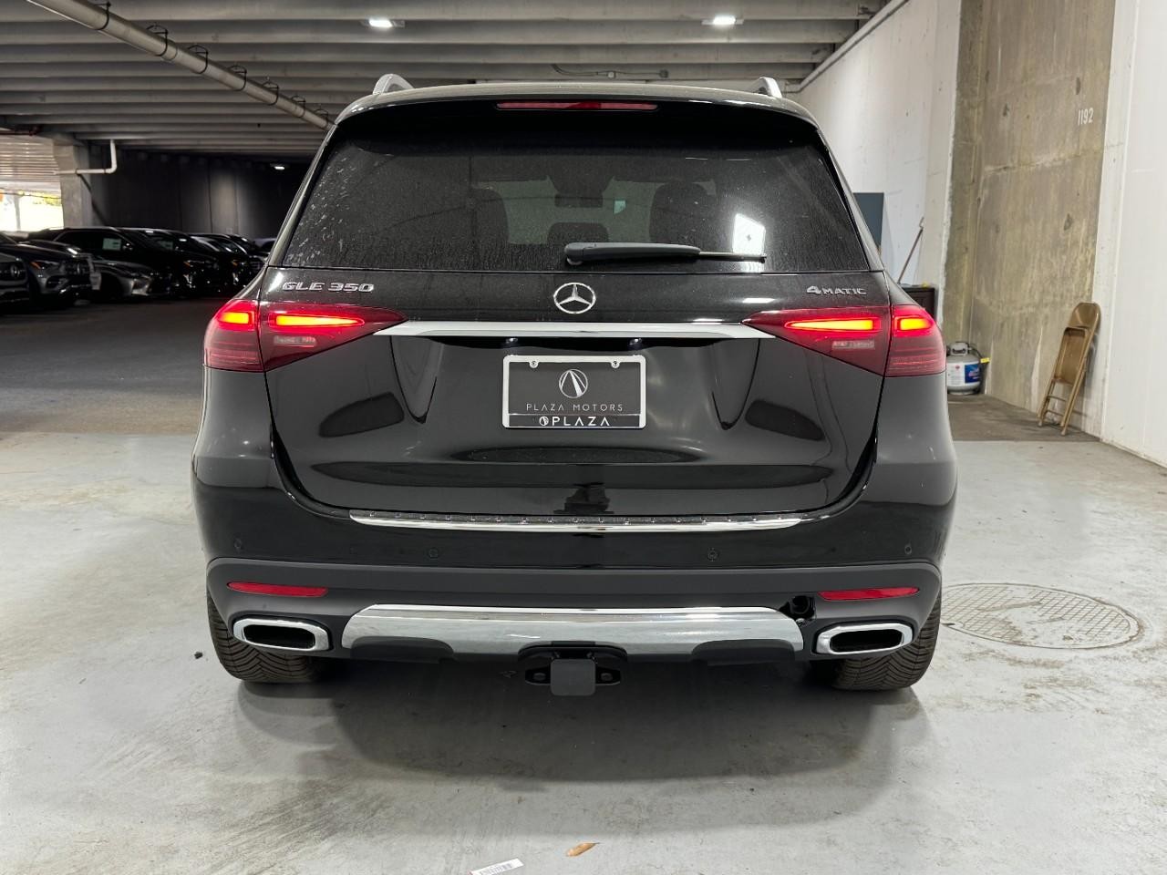 Mercedes-Benz GLE Vehicle Full-screen Gallery Image 9