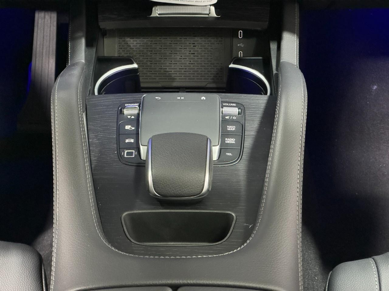 Mercedes-Benz GLE Vehicle Full-screen Gallery Image 16