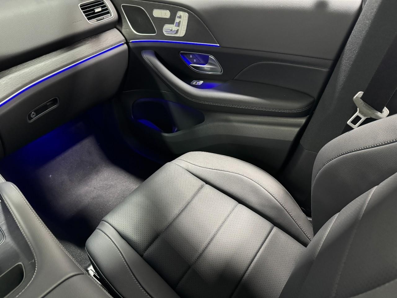 Mercedes-Benz GLE Vehicle Full-screen Gallery Image 17