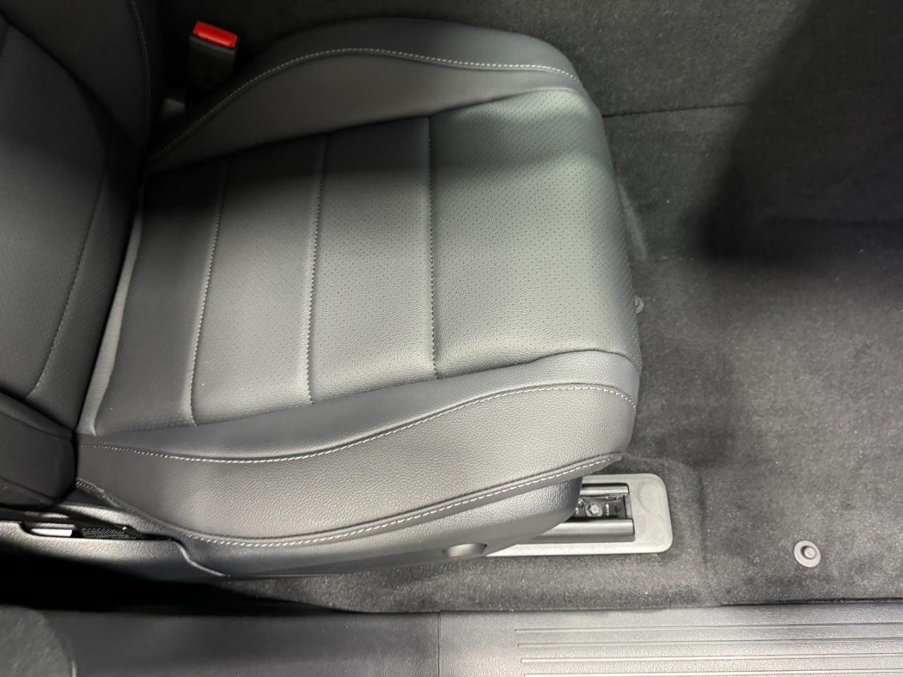 Mercedes-Benz GLE Vehicle Full-screen Gallery Image 19