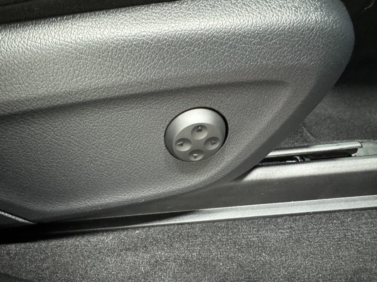 Mercedes-Benz GLE Vehicle Full-screen Gallery Image 20