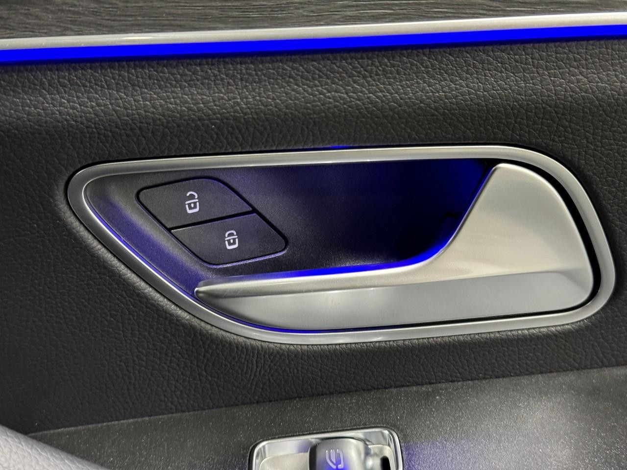 Mercedes-Benz GLE Vehicle Full-screen Gallery Image 22