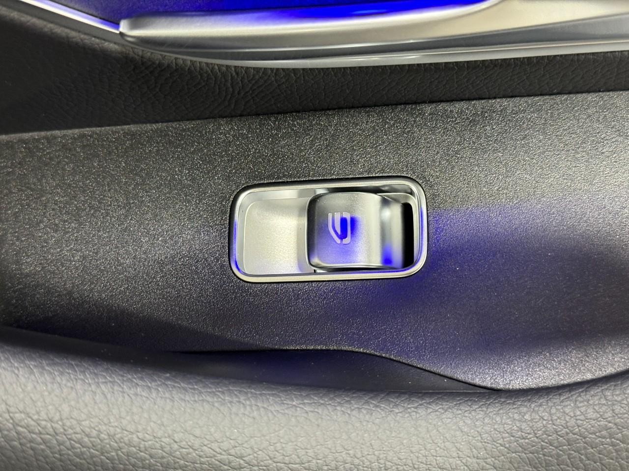 Mercedes-Benz GLE Vehicle Full-screen Gallery Image 23