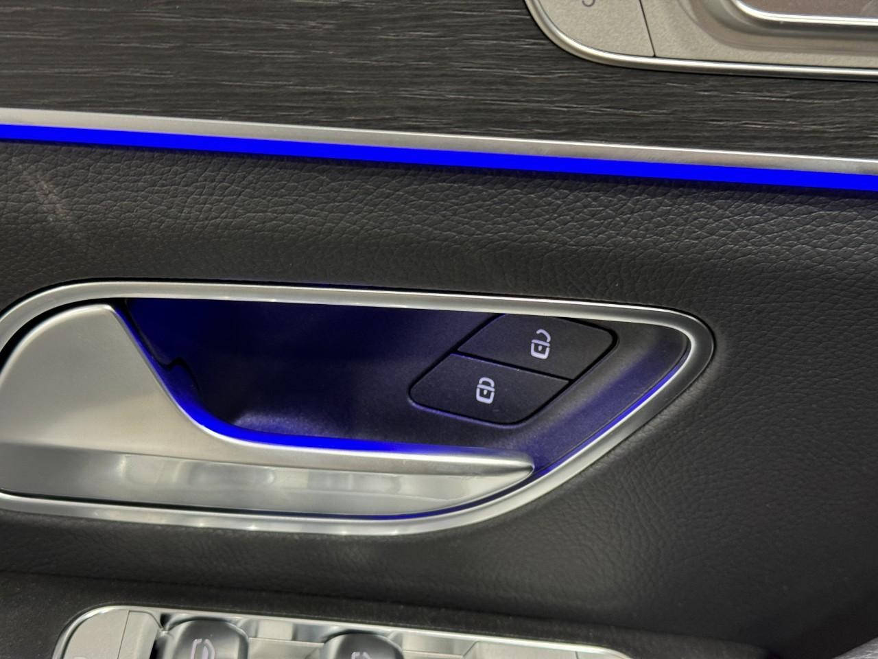 Mercedes-Benz GLE Vehicle Full-screen Gallery Image 25