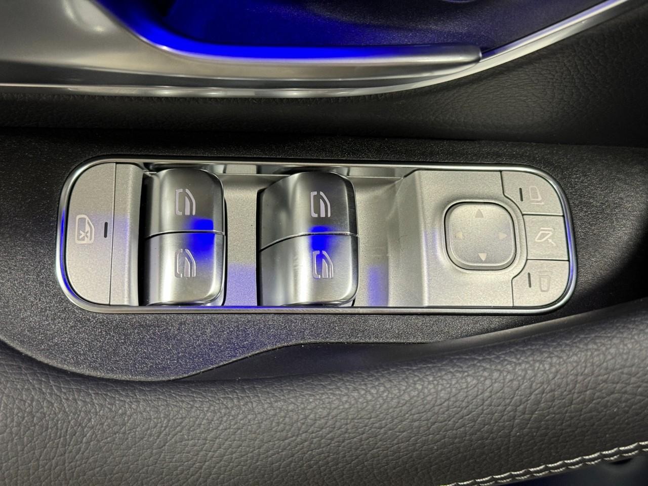 Mercedes-Benz GLE Vehicle Full-screen Gallery Image 26