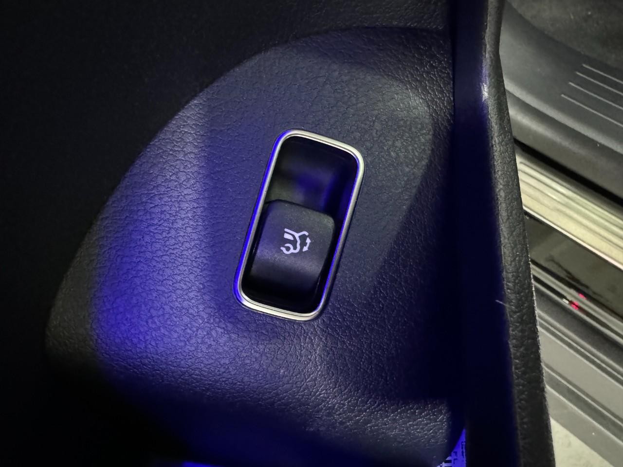 Mercedes-Benz GLE Vehicle Full-screen Gallery Image 27