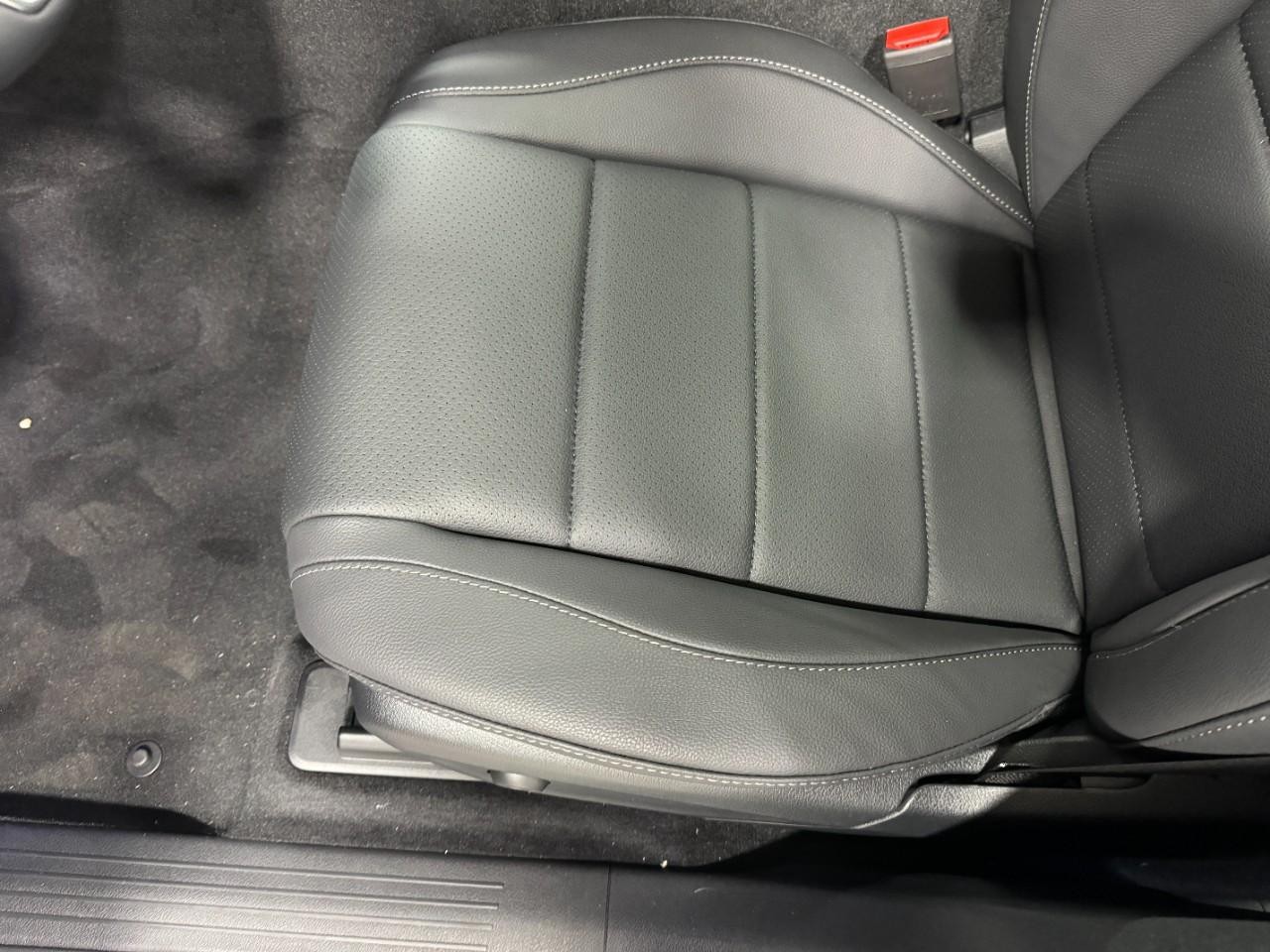 Mercedes-Benz GLE Vehicle Full-screen Gallery Image 29