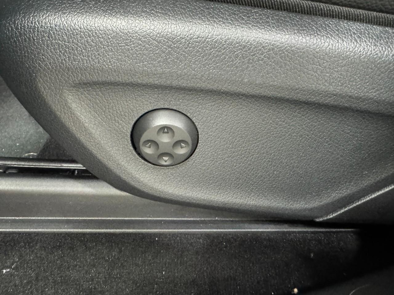 Mercedes-Benz GLE Vehicle Full-screen Gallery Image 30