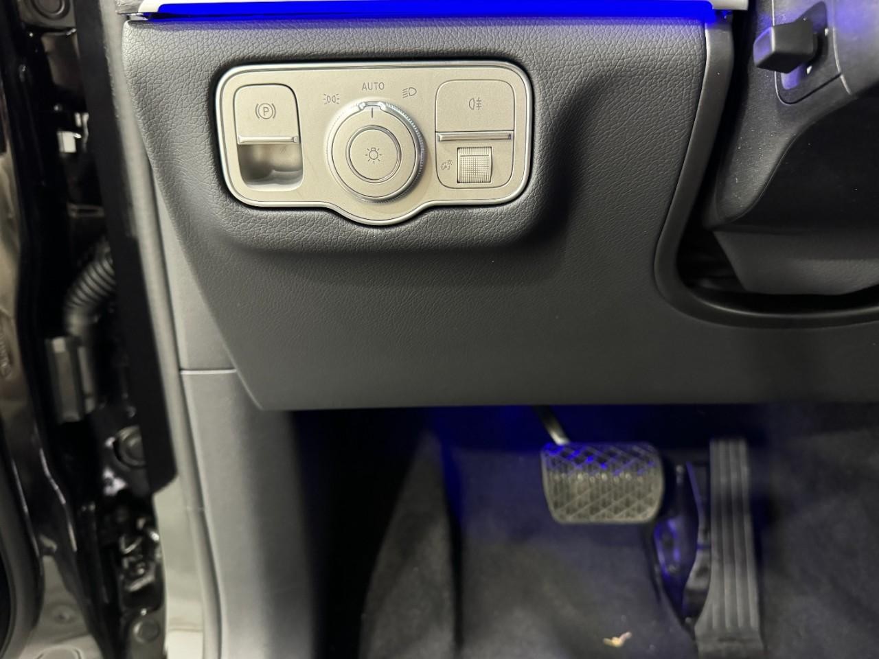 Mercedes-Benz GLE Vehicle Full-screen Gallery Image 31