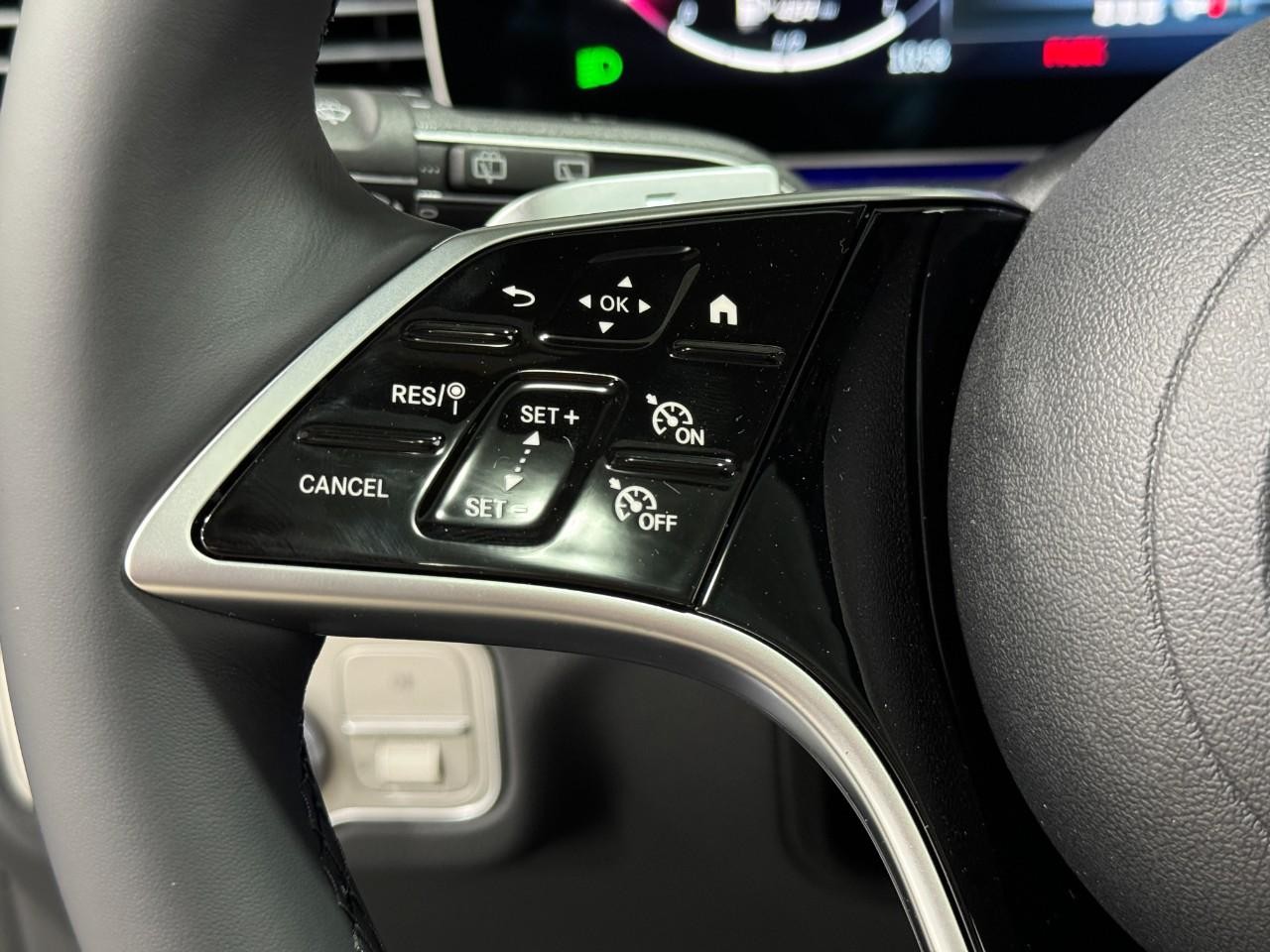 Mercedes-Benz GLE Vehicle Full-screen Gallery Image 32