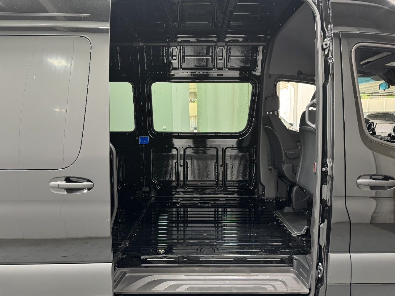 Mercedes-Benz Sprinter Cargo Van Vehicle Full-screen Gallery Image 10