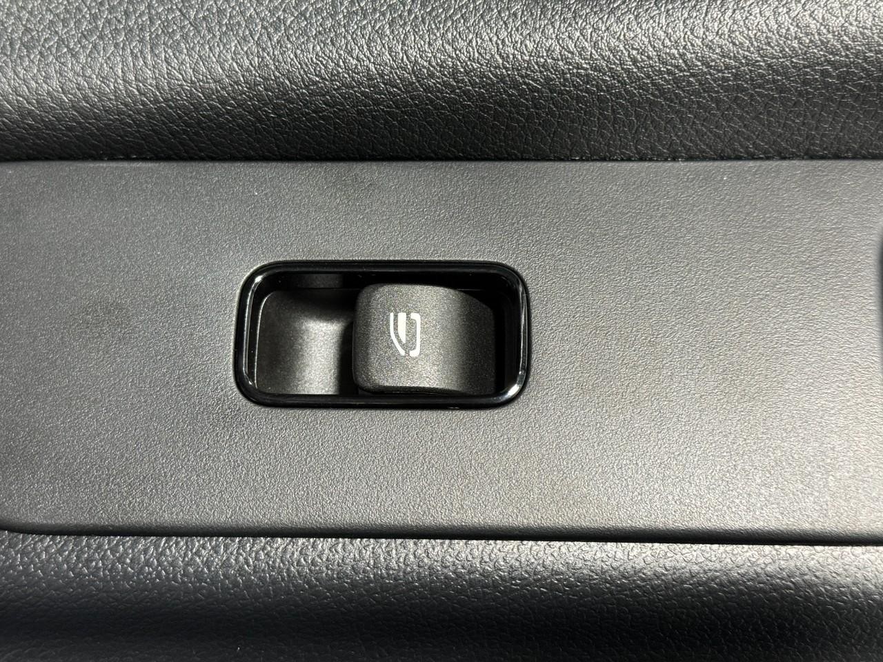 Mercedes-Benz Sprinter Cargo Van Vehicle Full-screen Gallery Image 20