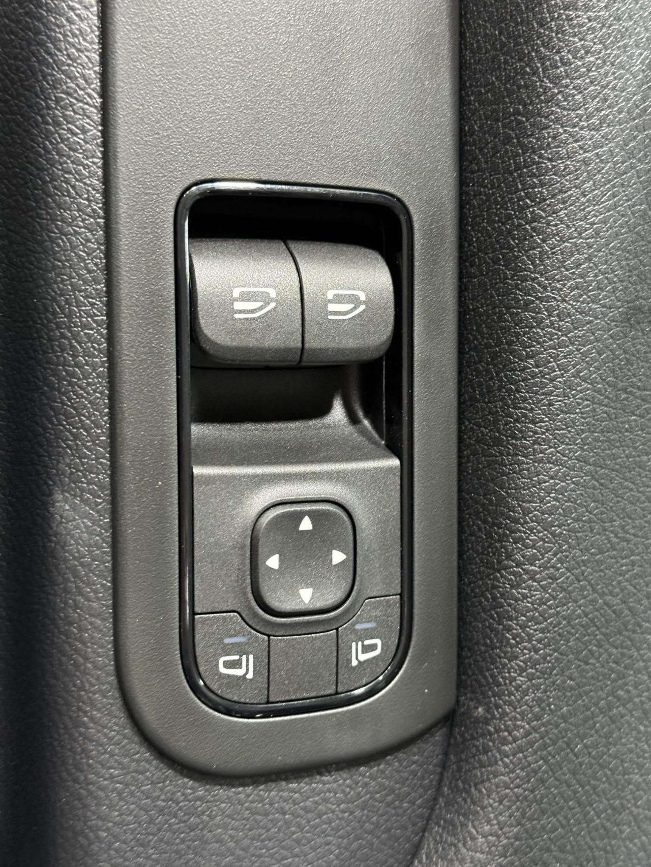 Mercedes-Benz Sprinter Cargo Van Vehicle Full-screen Gallery Image 22