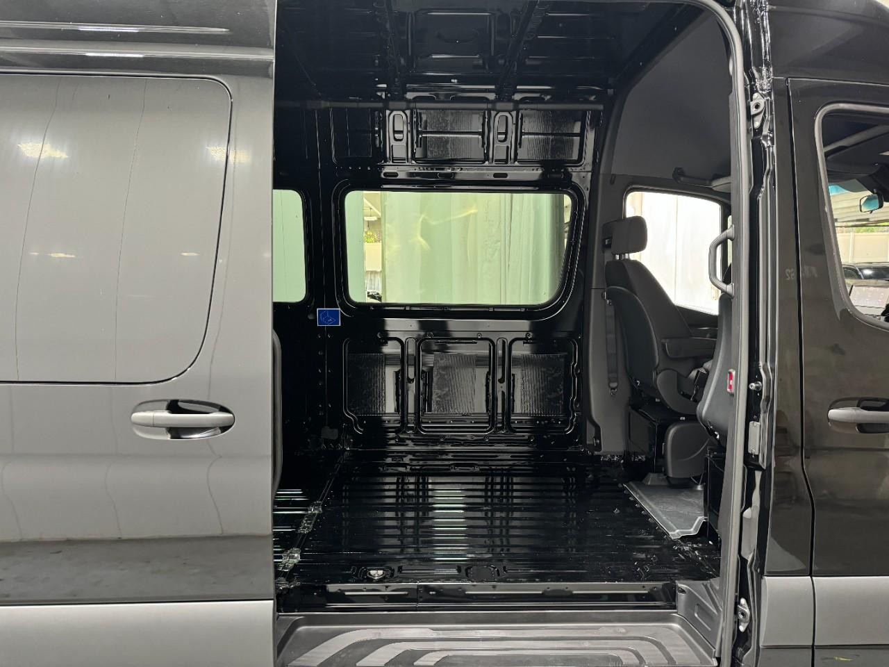 Mercedes-Benz Sprinter Cargo Van Vehicle Full-screen Gallery Image 10