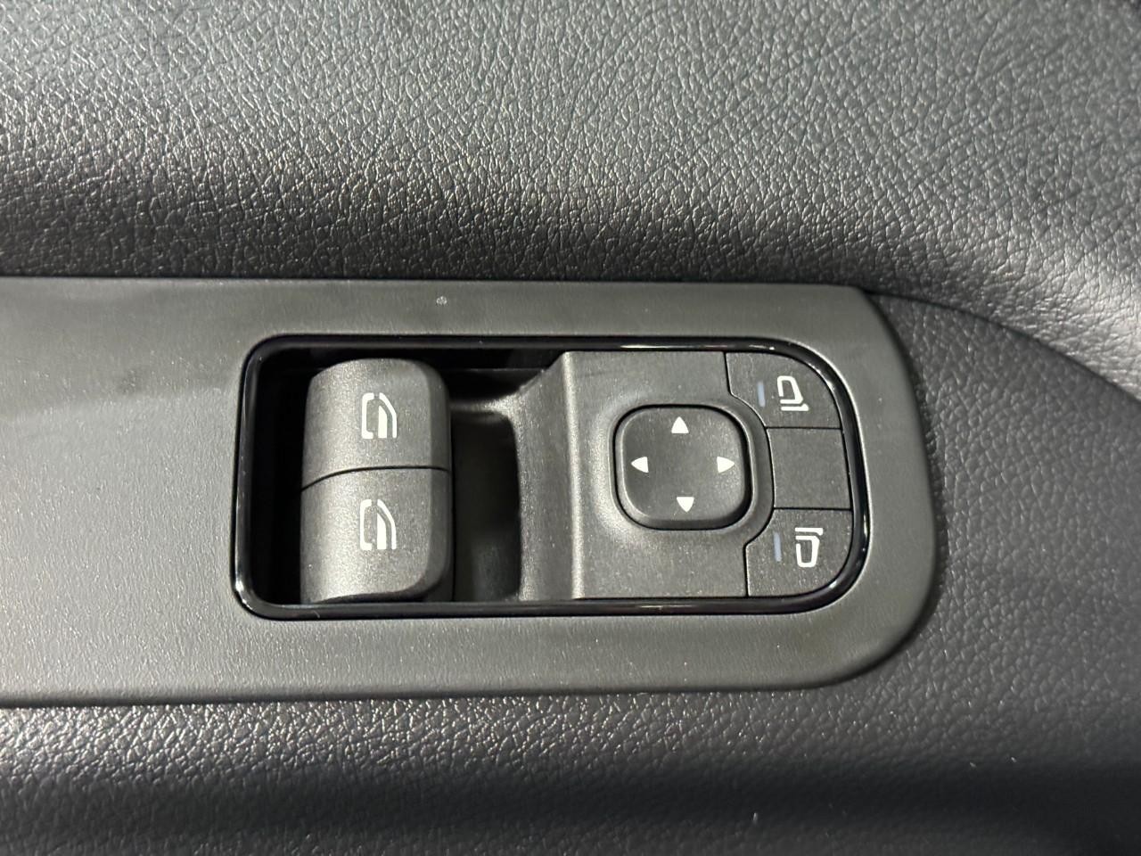 Mercedes-Benz Sprinter Cargo Van Vehicle Full-screen Gallery Image 22