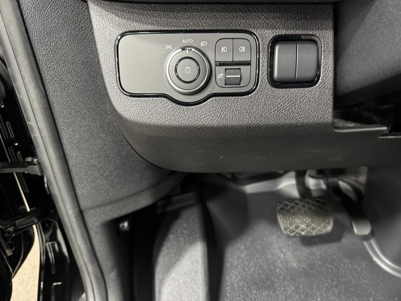 Mercedes-Benz Sprinter Cargo Van Vehicle Full-screen Gallery Image 28