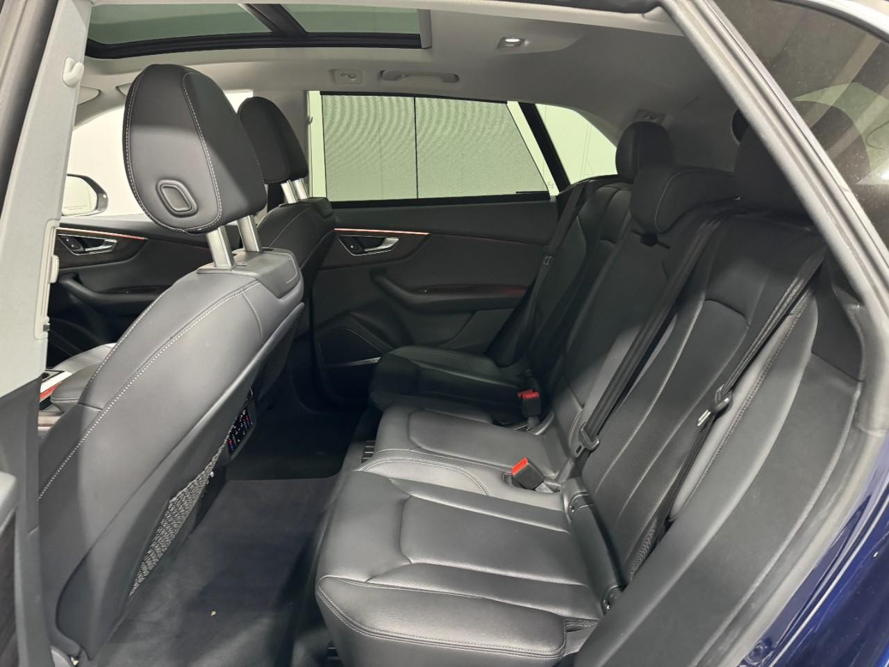 Audi Q8 Vehicle Full-screen Gallery Image 08