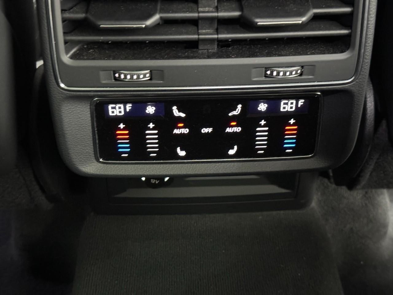 Audi Q8 Vehicle Full-screen Gallery Image 11