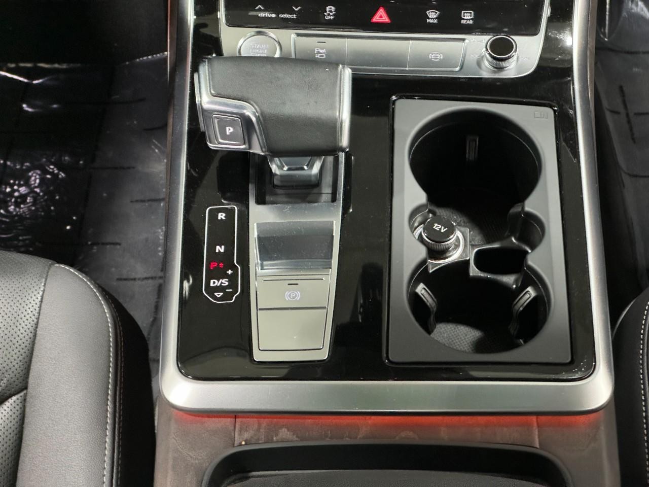 Audi Q8 Vehicle Full-screen Gallery Image 17