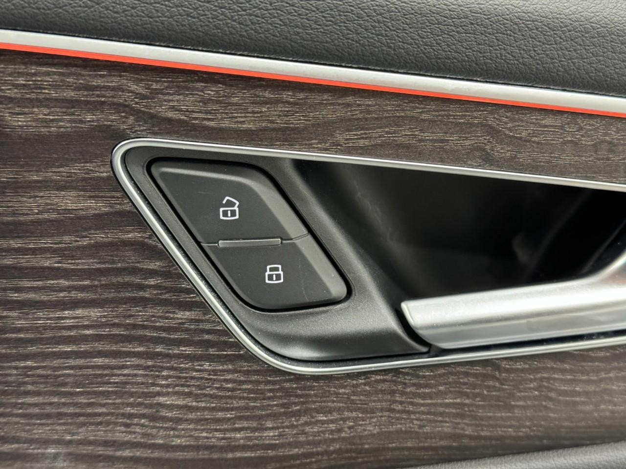 Audi Q8 Vehicle Full-screen Gallery Image 22