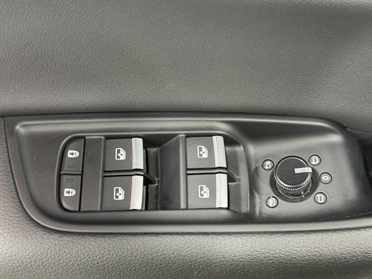 Audi Q8 Vehicle Full-screen Gallery Image 25