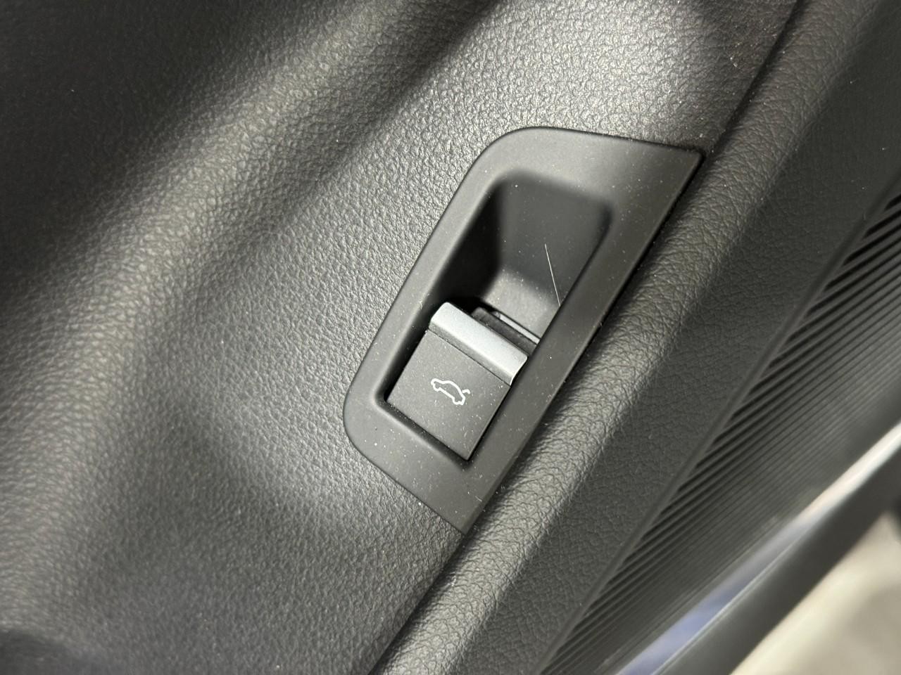 Audi Q8 Vehicle Full-screen Gallery Image 26