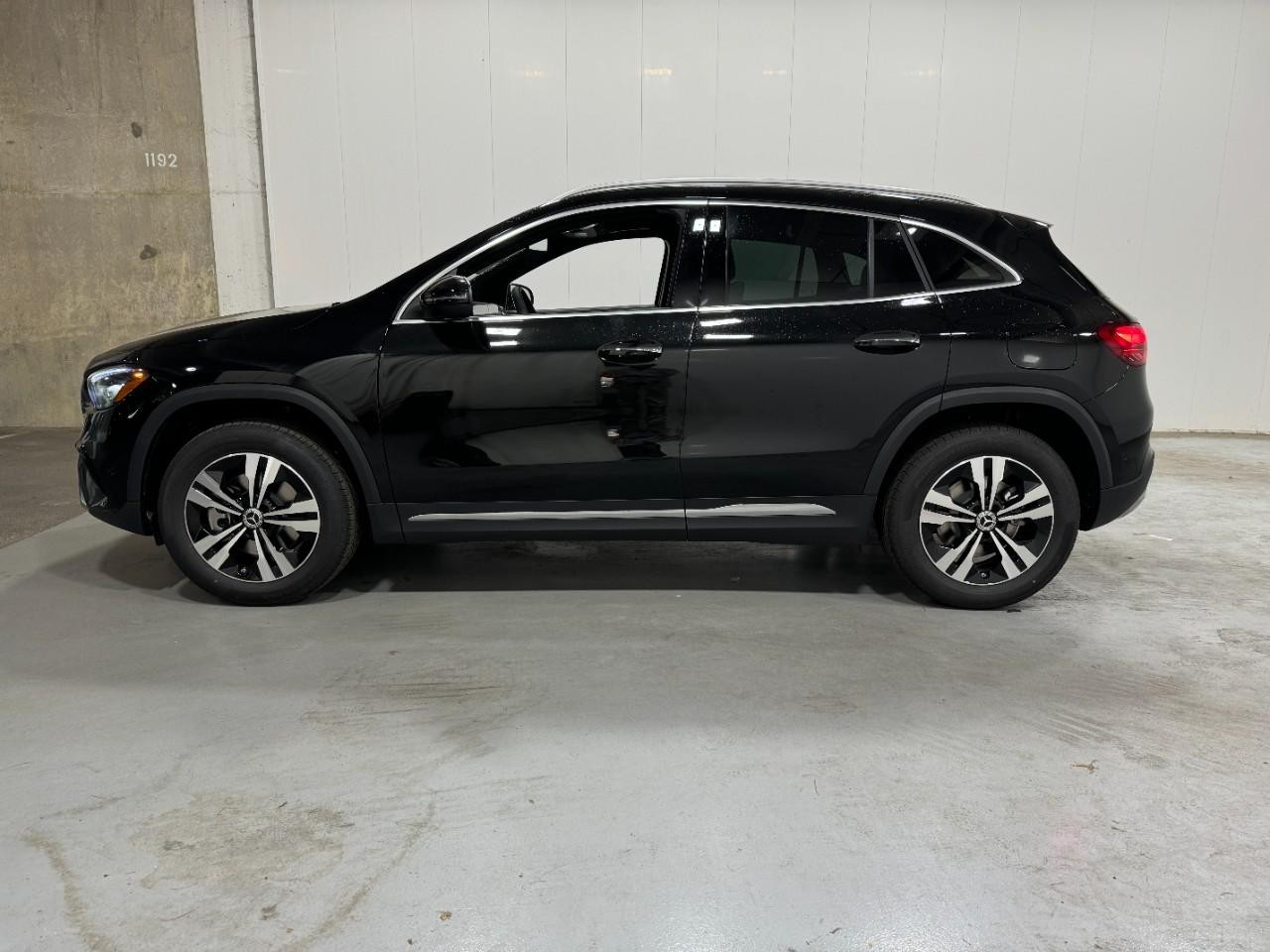 Mercedes-Benz GLA Vehicle Full-screen Gallery Image 2