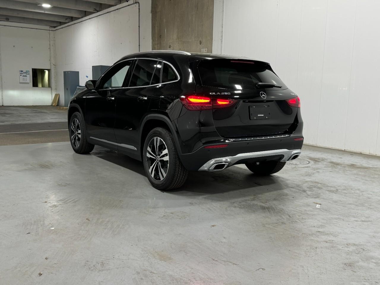 Mercedes-Benz GLA Vehicle Full-screen Gallery Image 3