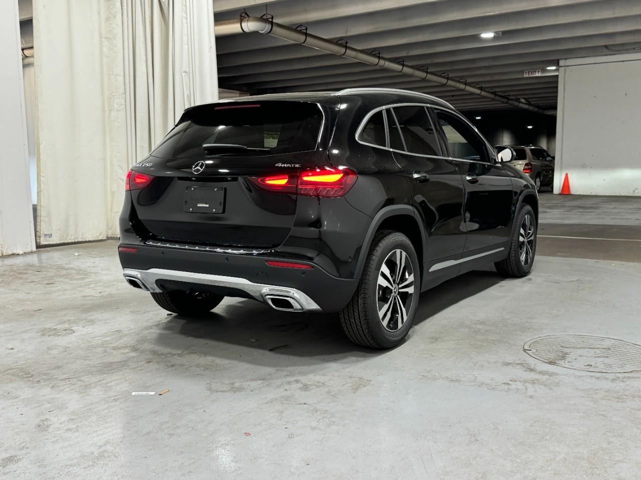 Mercedes-Benz GLA Vehicle Full-screen Gallery Image 4