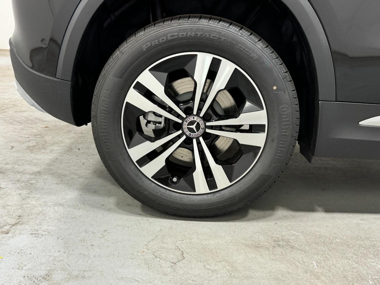 Mercedes-Benz GLA Vehicle Full-screen Gallery Image 5