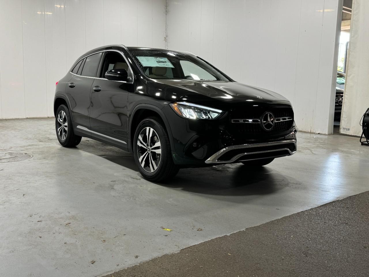 Mercedes-Benz GLA Vehicle Full-screen Gallery Image 6