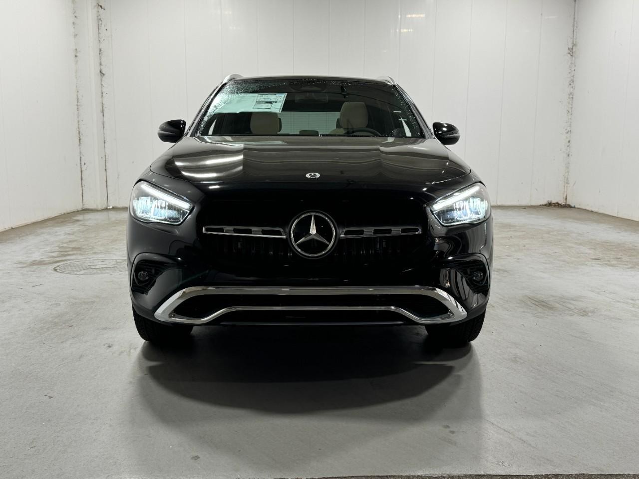 Mercedes-Benz GLA Vehicle Full-screen Gallery Image 7