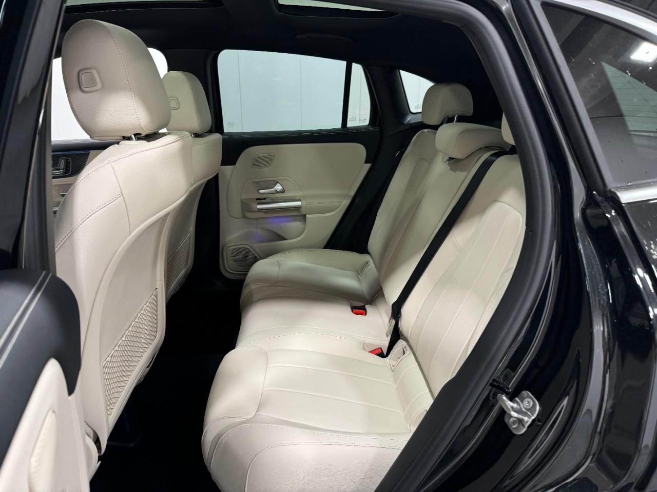 Mercedes-Benz GLA Vehicle Full-screen Gallery Image 8