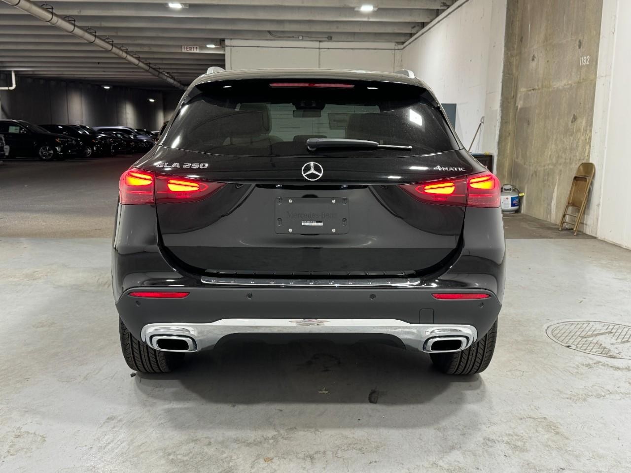 Mercedes-Benz GLA Vehicle Full-screen Gallery Image 9