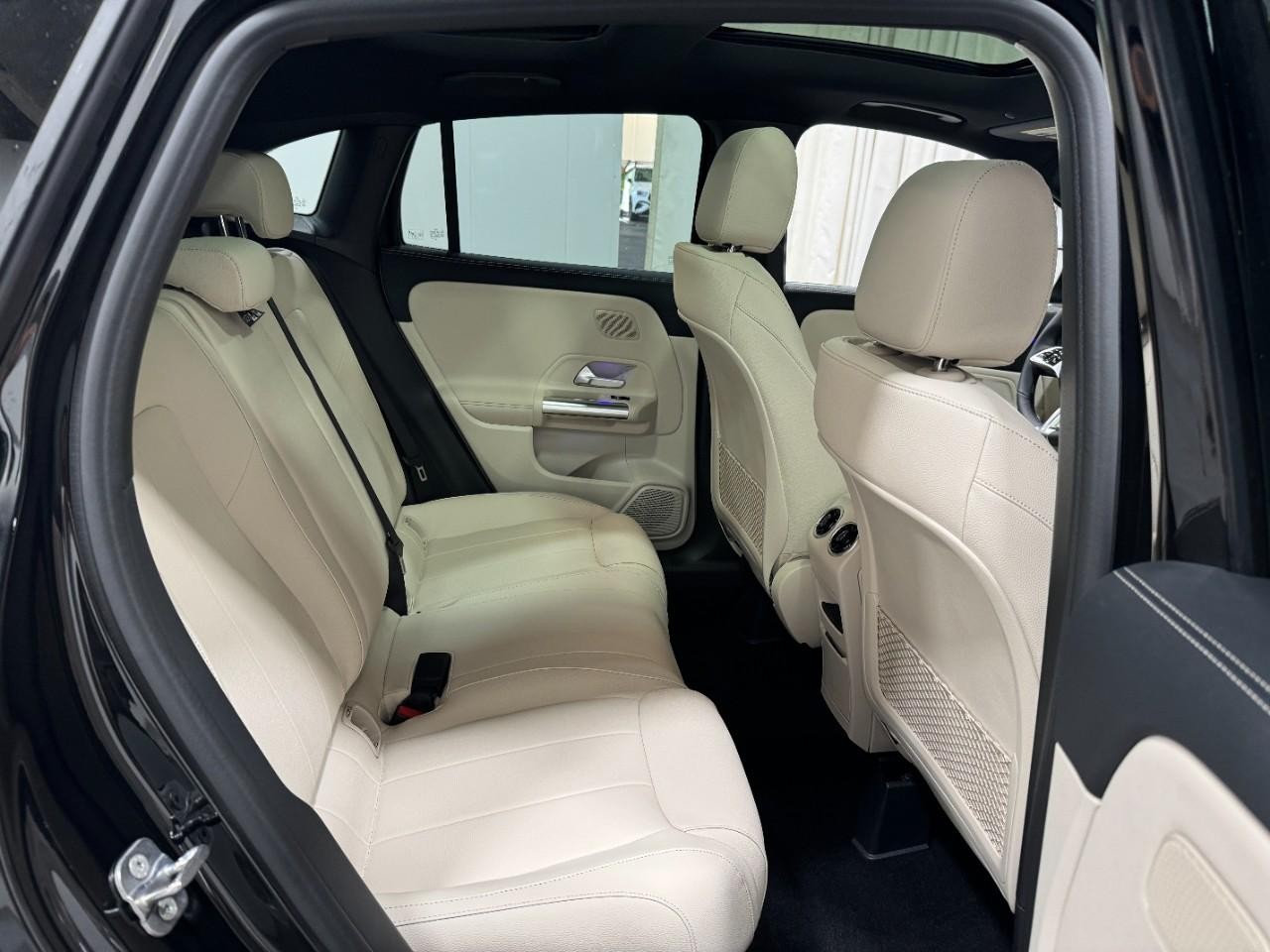 Mercedes-Benz GLA Vehicle Full-screen Gallery Image 10