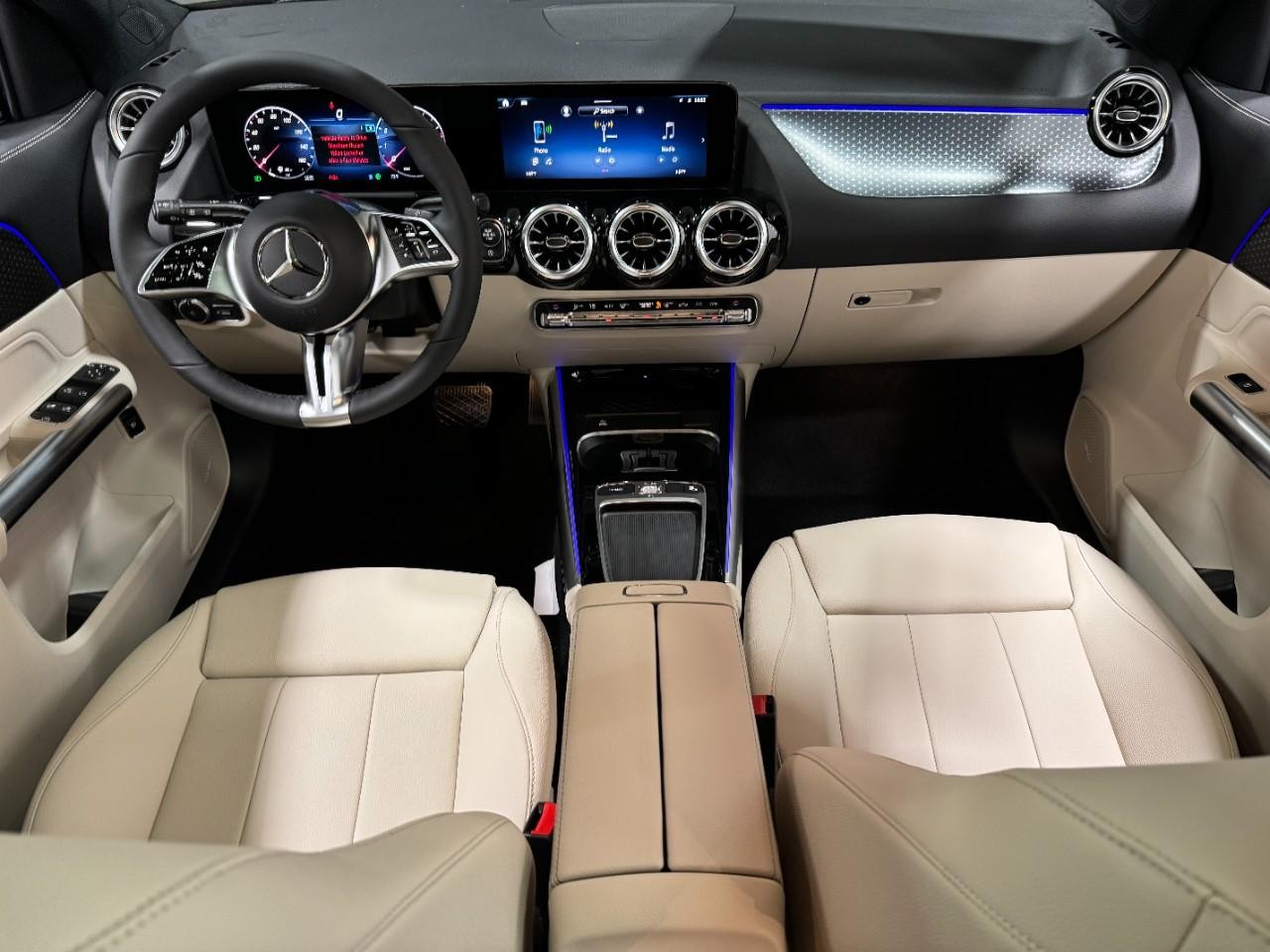 Mercedes-Benz GLA Vehicle Full-screen Gallery Image 12