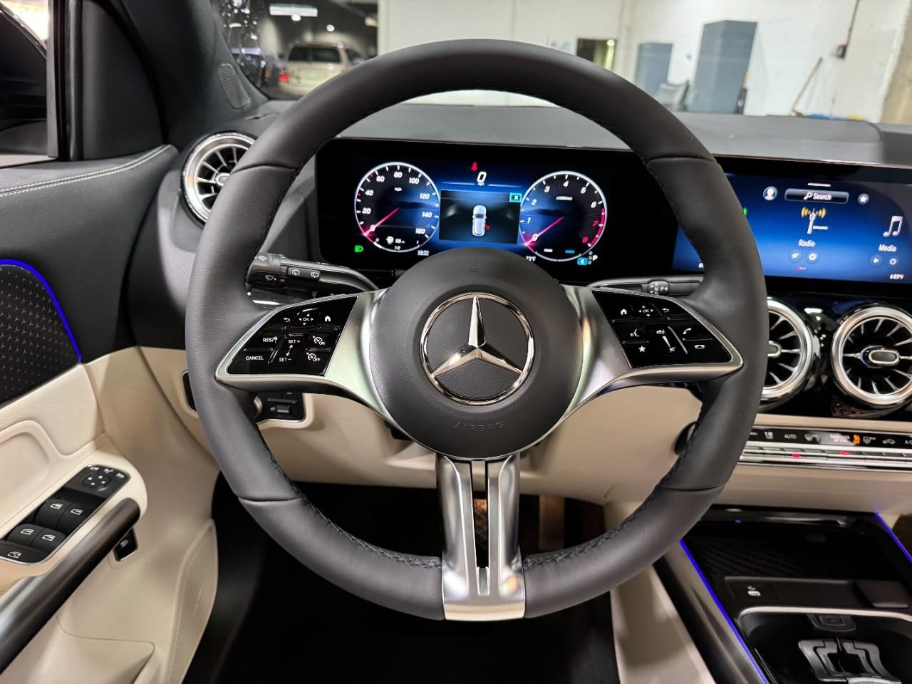 Mercedes-Benz GLA Vehicle Full-screen Gallery Image 13