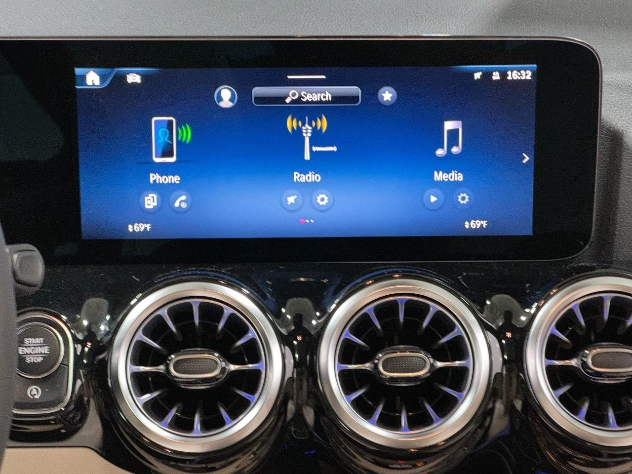 Mercedes-Benz GLA Vehicle Full-screen Gallery Image 14