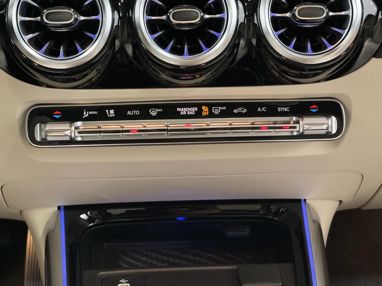 Mercedes-Benz GLA Vehicle Full-screen Gallery Image 15