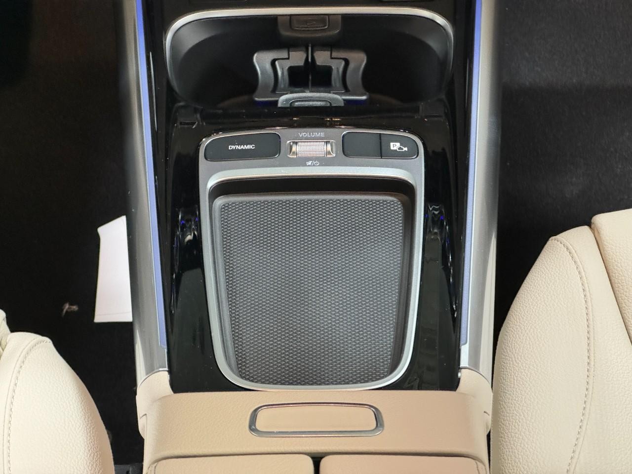 Mercedes-Benz GLA Vehicle Full-screen Gallery Image 16